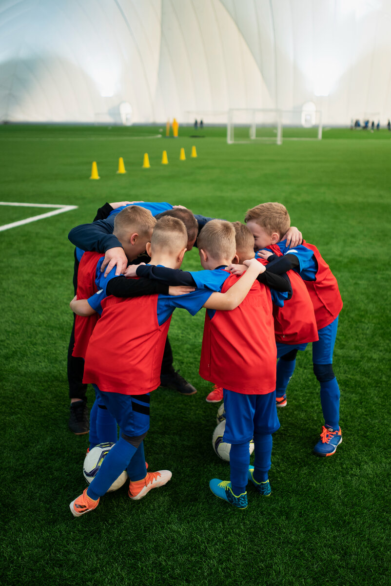 Изображение от <a href="https://ru.freepik.com/free-photo/full-shot-kids-gathering-on-field_22897091.htm#page=2&query=%D0%B3%D1%80%D1%83%D0%BF%D0%BF%D0%BE%D0%B2%D1%8B%D0%B5%20%D1%81%D0%BF%D0%BE%D1%80%D1%82%D0%B8%D0%B2%D0%BD%D1%8B%D0%B5%20%D0%B7%D0%B0%D0%BD%D1%8F%D1%82%D0%B8%D1%8F%20%D0%BC%D0%B0%D0%BB%D1%8B%D1%88%D0%B5%D0%B9&position=47&from_view=search&track=ais">Freepik</a>