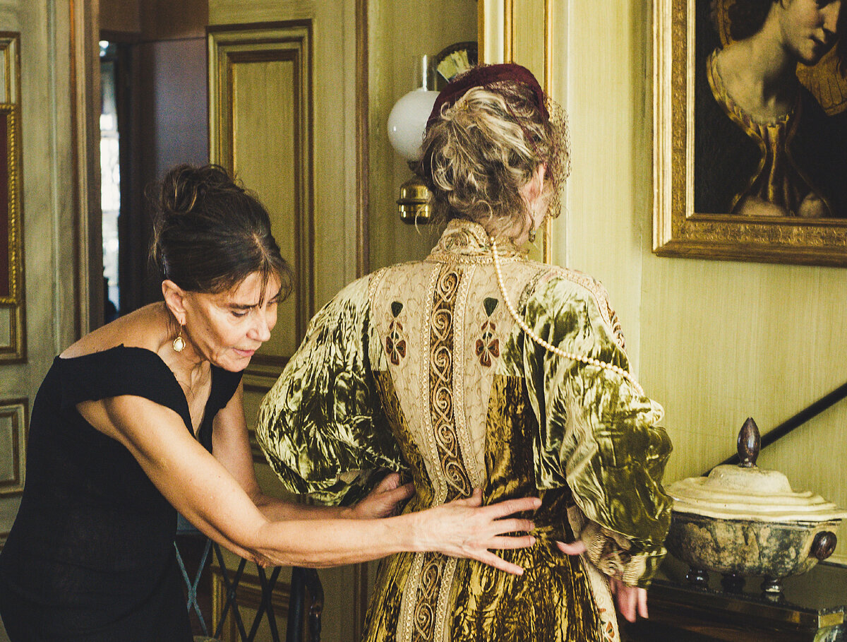 Примерка платья, фото из открытых источников