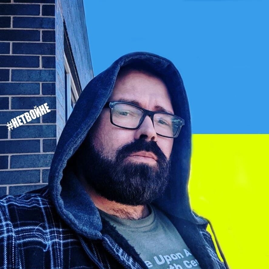 Иван Цалабанов на фоне украинского флага