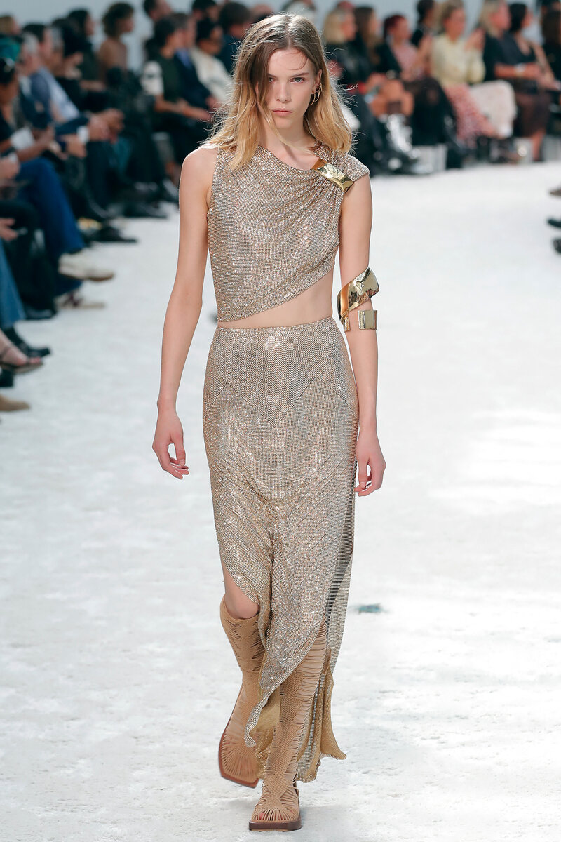    Модная юбка с пайетками должна быть длиннойLegion-Media