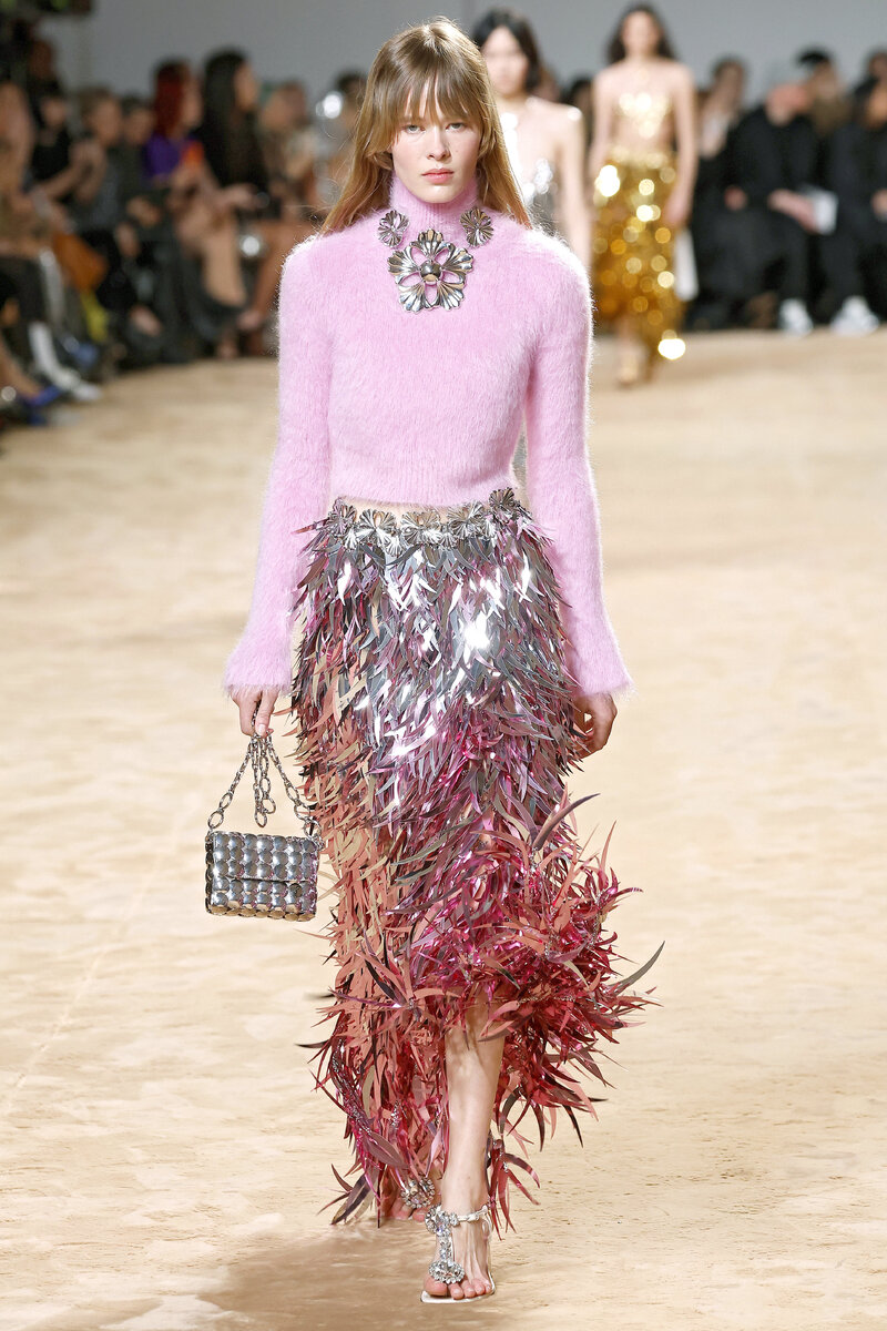    Фигурные пайетки на юбке в тренде в 2024 годуLegion-Media