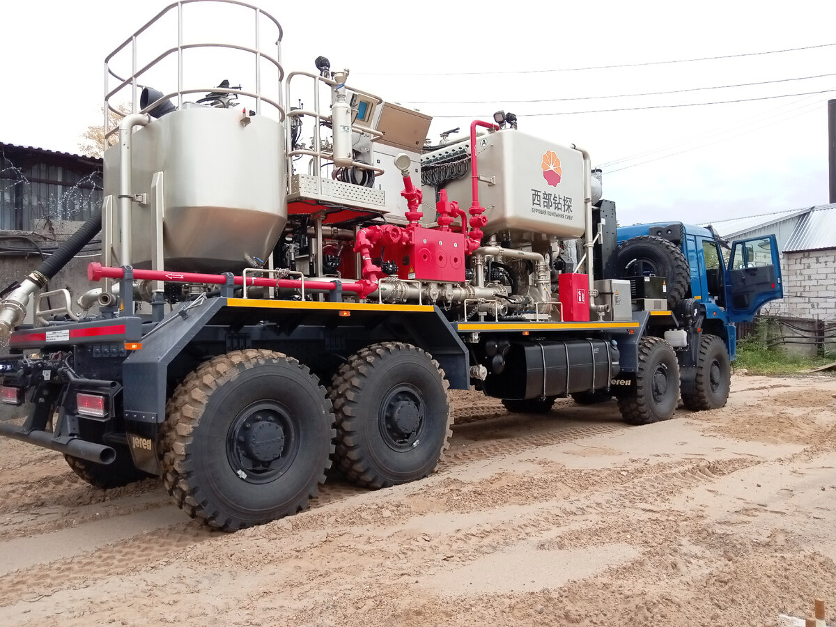 Насосный агрегат, установленный на спецшасси-носителе КАМАЗ-6560-RT c двигателем КАМАЗ 689 .510 -400 (CUMMINS ISL) 400л.с от ОАО "РИАТ". 