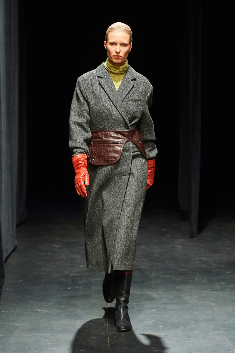    Серое пальто - самая универсальная верхняя одеждаLegion-Media