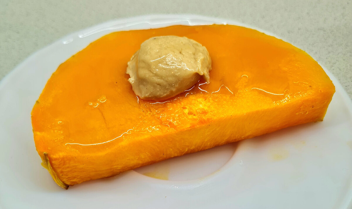 Тыква с арахисовой пастой и некалорийным карамельным сиропом. Тоже вкусняшка 😋