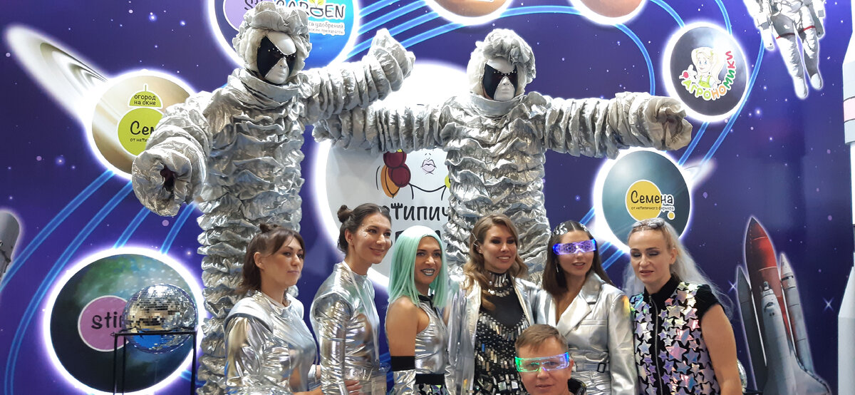 Анна Акинина в центре со своей командой. Фото автора с выставки.