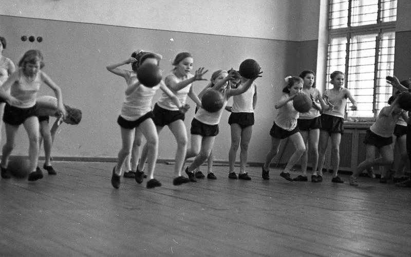 Примерно так выглядели наши девчонки на уроках физкультуры. Фото из проекта "История России в фотографиях" В. Тарасевича.