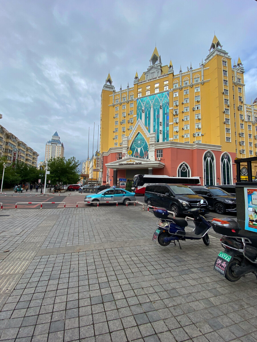 То, что правее - гостиница «Интурист»