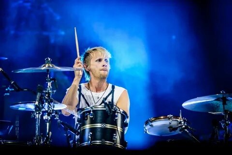 Участники Muse по порядку как в тексте
