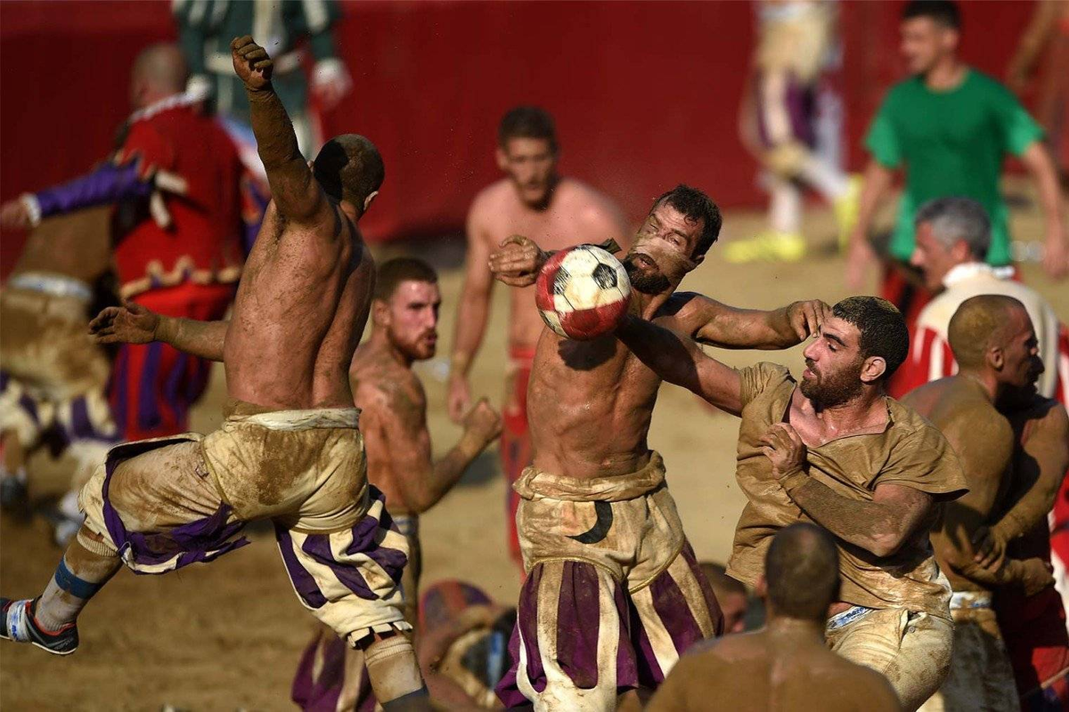 Calcio storico Fiorentino фото красивого прохода команды