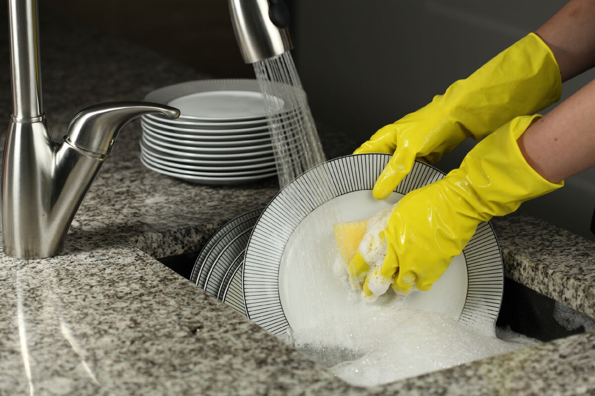  Мытье посуды — дело, которое отнимает достаточно много времени. Несмотря на изобретение посудомоечных машин, некоторые материалы все равно необходимо мыть вручную.