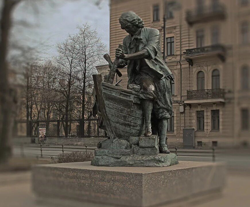 Какие памятники в петербурге. Памятник Петру 1. Памятник в Адмиралтейском районе.