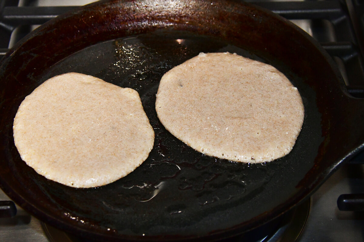 Обжариваем блины с одной стороны