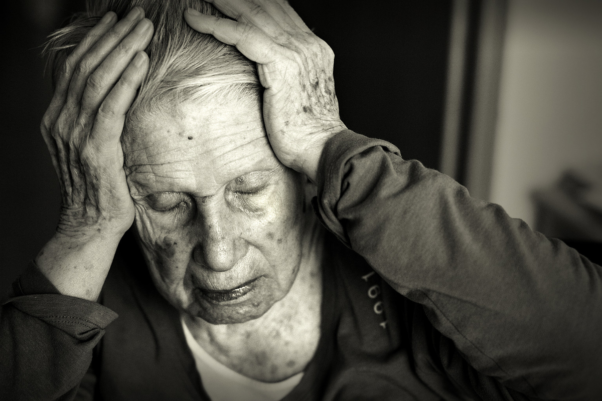 Деменция Альцгеймера. Старческое слабоумие. Человек с деменцией. Слабоумие у пожилых.