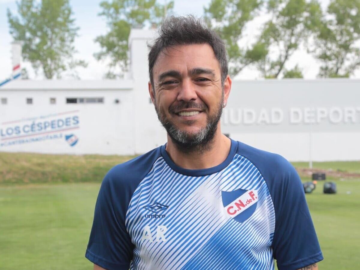    Уругвайский тренер Альваро Рекоба© Фото : Пресс-служба "Насьоналя"