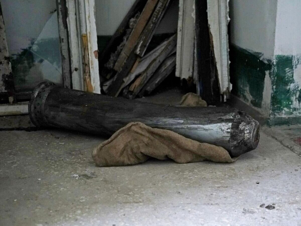    Остатки снаряда в поврежденном здании в результате обстрела со стороны ВСУ из РСЗО HIMARS, в Стаханове© РИА Новости / Максим Захаров