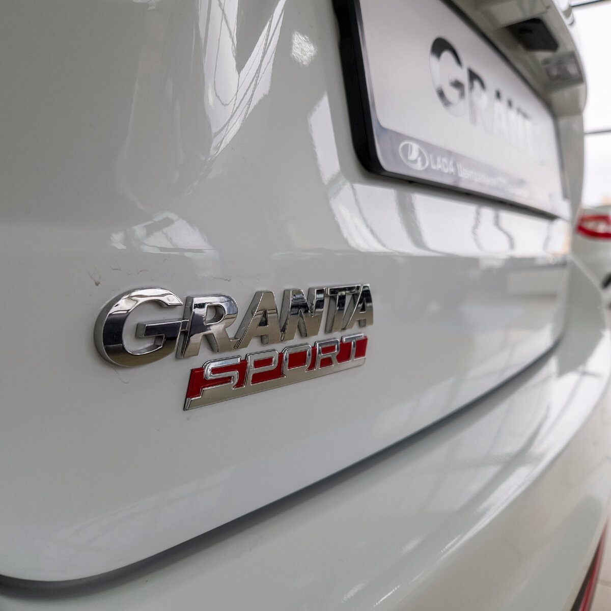 Шильдик "sport" на LADA Granta Sport есть не только на багажнике, но и на радиаторной решётке, чтобы не только сзади, но и спереди всем было понятно, что вы спортивный человек.