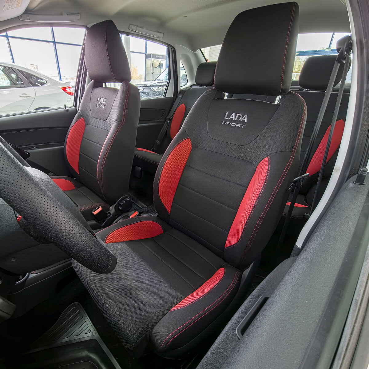 Вот она! Главная фишка салона. Видите эти вышивки "LADA SPORT"? Они то и делают этот салон не "активным", а "спортивным".