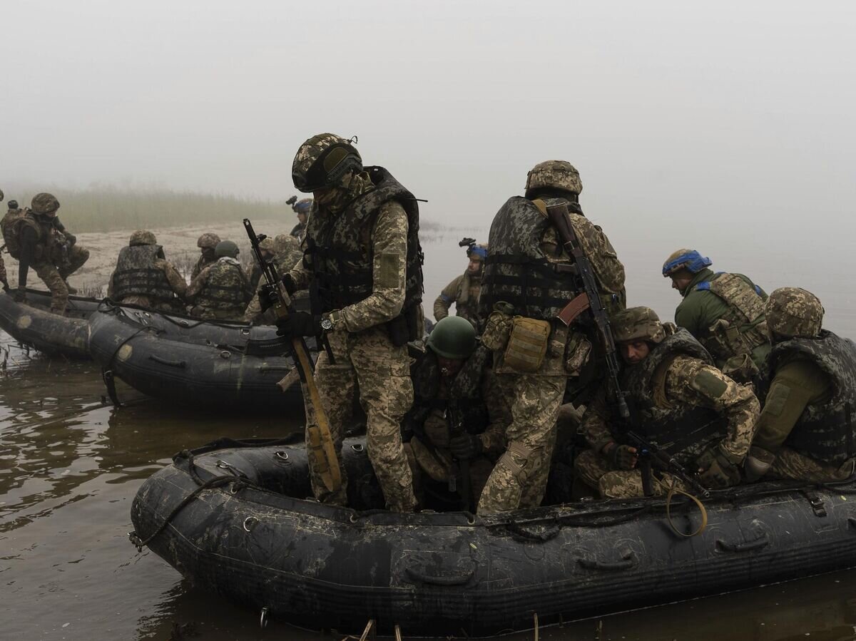    Украинские военные отплывают от берега реки Днепр в Херсонской области© AP Photo / Alex Babenko