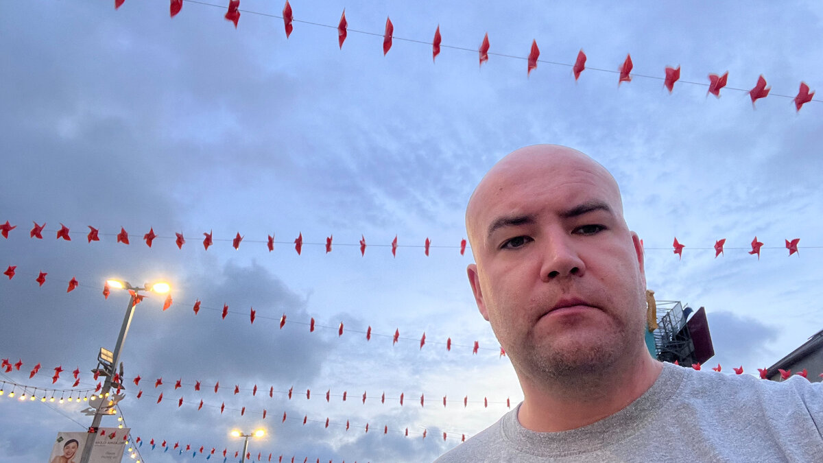 К оригами подвешен стеклянный потолок, сейчас сами все увидите.