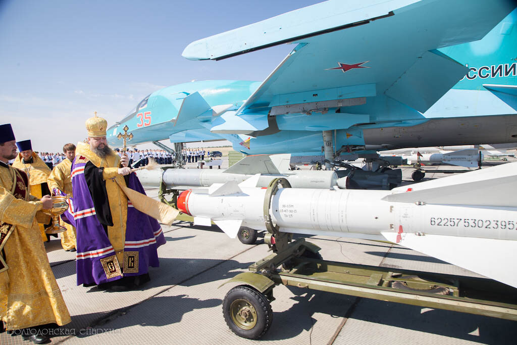 Освящение епископом Волгодонским и Сальским Корнилием истребителей-бомбардировщиков Су-34. Ростовская область, 2015 год. Фото: viseparchia.ru