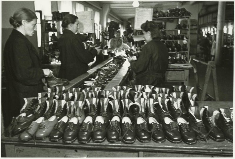 Moscow shoe factory "Dawn of Freedom". 1933. Photo by M.B. Markov-Greenberg 2019