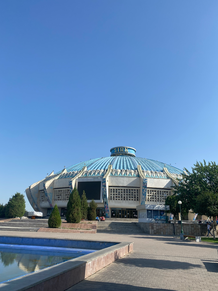 Типичное здание советского цирка, центр