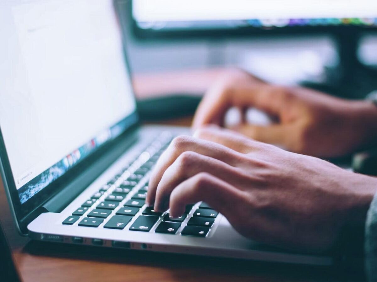    Мужчина работает за ноутбуком© Фото : Public domain