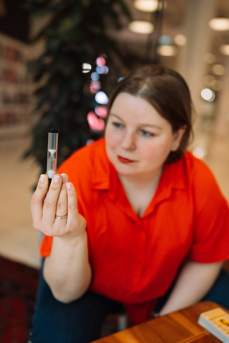 Всем привет! Меня зовут Елена Сокол и я логопед-практик. Я помогаю обычным мамам из нашей с вами жизни заниматься со своими детьми самостоятельно.