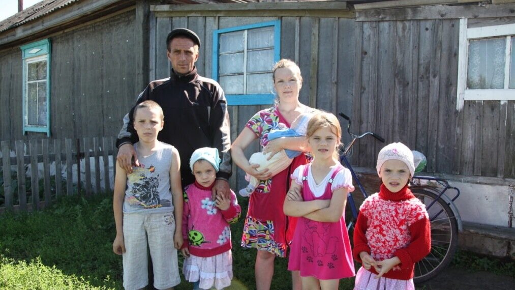     Чего боятся больше всего российские власти? Больше всего на свете они боятся массового протеста. Казалось бы, чего опасаться: одобрение действий государства зашкаливает, цифры говорят в пользу единения народа и его руководителей. Однако есть сомнения. Теперь на службу единства поставлена демография.