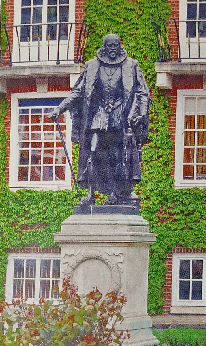 Статуя сера Френсиса Бэкона в Лондоне работы Фредерика Уильяма Помроя, 1912 год. 