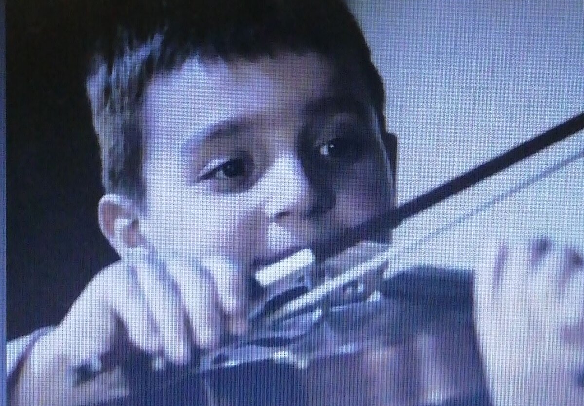 Маленький Тео играет на скрипке