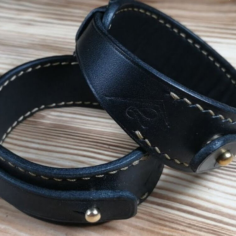    Браслет из кожи   
Источник: Скриншот из видео