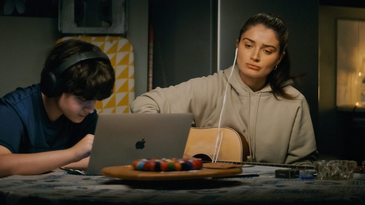 Кадр из фильма «Флора и сын» / Flora and son, 2023, Apple TV+