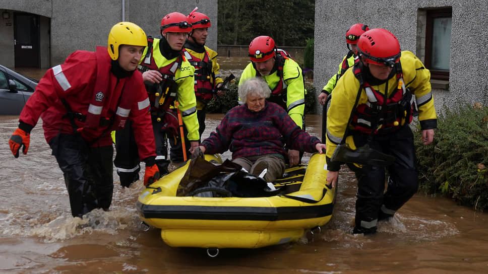    Бречин (Шотландия). Спасатели эвакуируют пожилую женщину Andrew Milligan / PA / AP