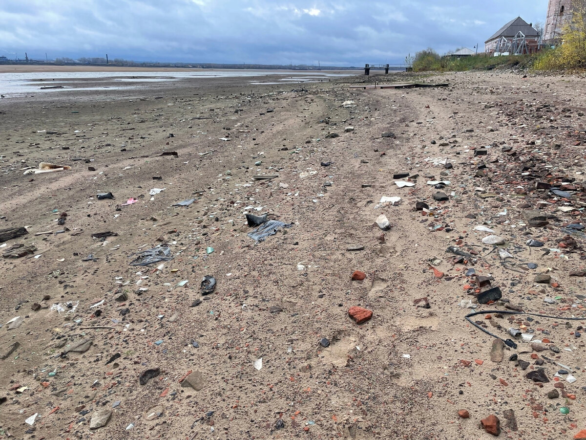 Ребята, ездили гулять в старое УСОЛЬЕ на берег КАМЫ реки.На фото видно,что осталось на дне.Здесь провели субботник работники ближних предприятий и сотрудники музея.