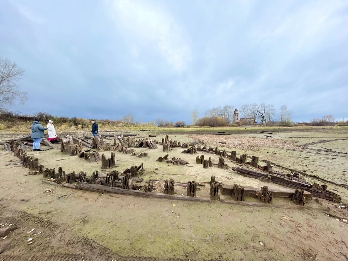 Остов старого судна.Сам МЭР города БЕРЕЗНИКИ осматривал. Конечно же будут проводится экспертизы.Найдены были кольцо с росписями и разного рода осколки и обломки.