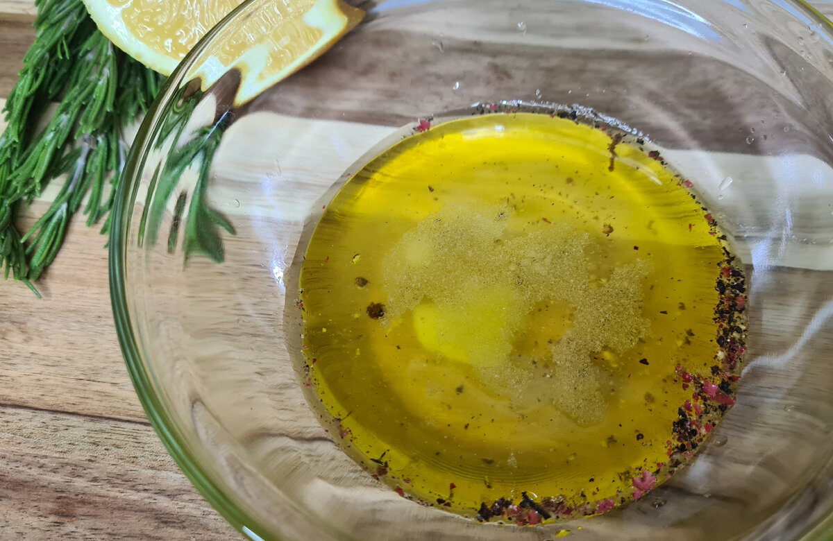 все ингредиенты для соуса помещаем в ёмкость: мёд, лимонный сок, масло и приправы