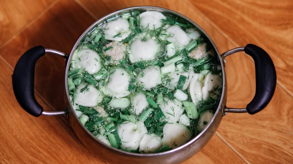    Готовим домашние пельмени© Unsplash / Tengyart