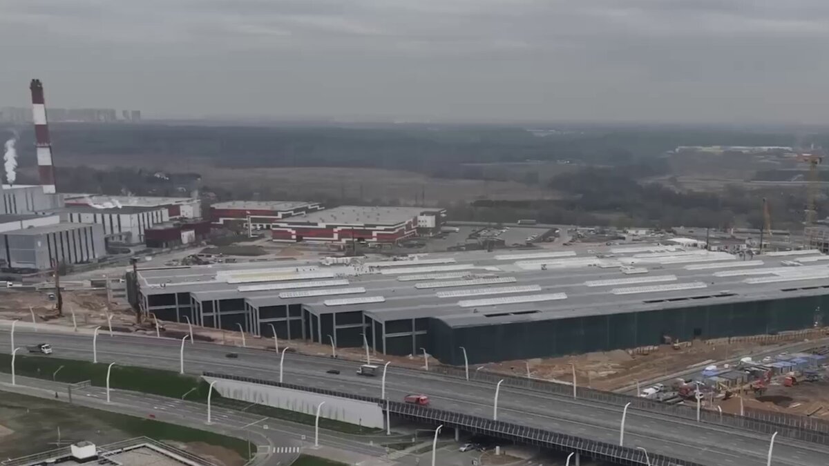     Ракетный завод открывается в Некрасовке — спальном районе на востоке Москвы. В ближайший год оборонное предприятие «Алмаз-Антей» намеревается серийно производить здесь системы ПВО. Свою цену заплатил и особо охраняемый природный парк «Косинский» — там ради площадки для дронов прорубили 4,5 км леса.