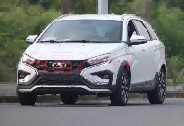 На фото из соцсети: Универсал Lada Vesta SW Cross во время тестов в Китае 