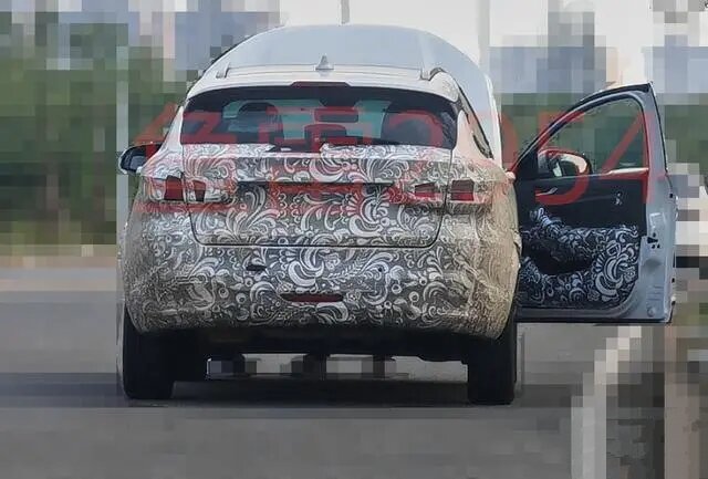 На фото из соцсети: Универсал Lada Vesta SW Cross во время тестов в Китае