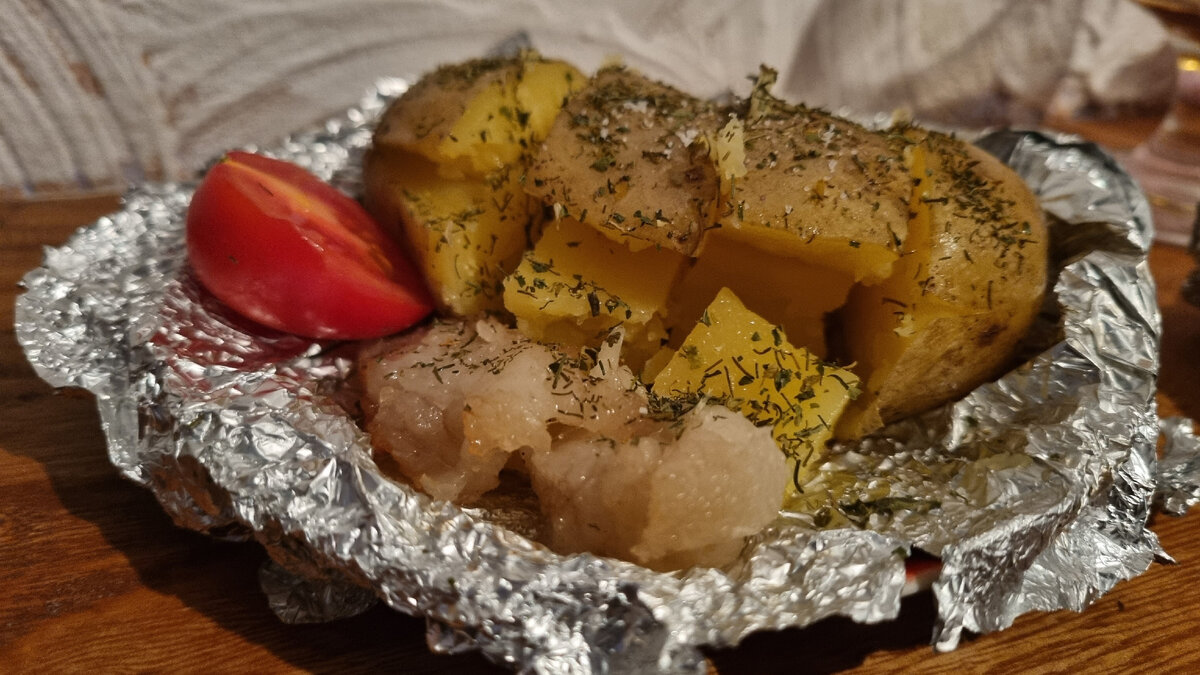 картошка запеченная в фольге на углях. картошка в фольге на углях. картофель запеченный в фольге. картошка в фольге на углях. картошка в фольге на углях.