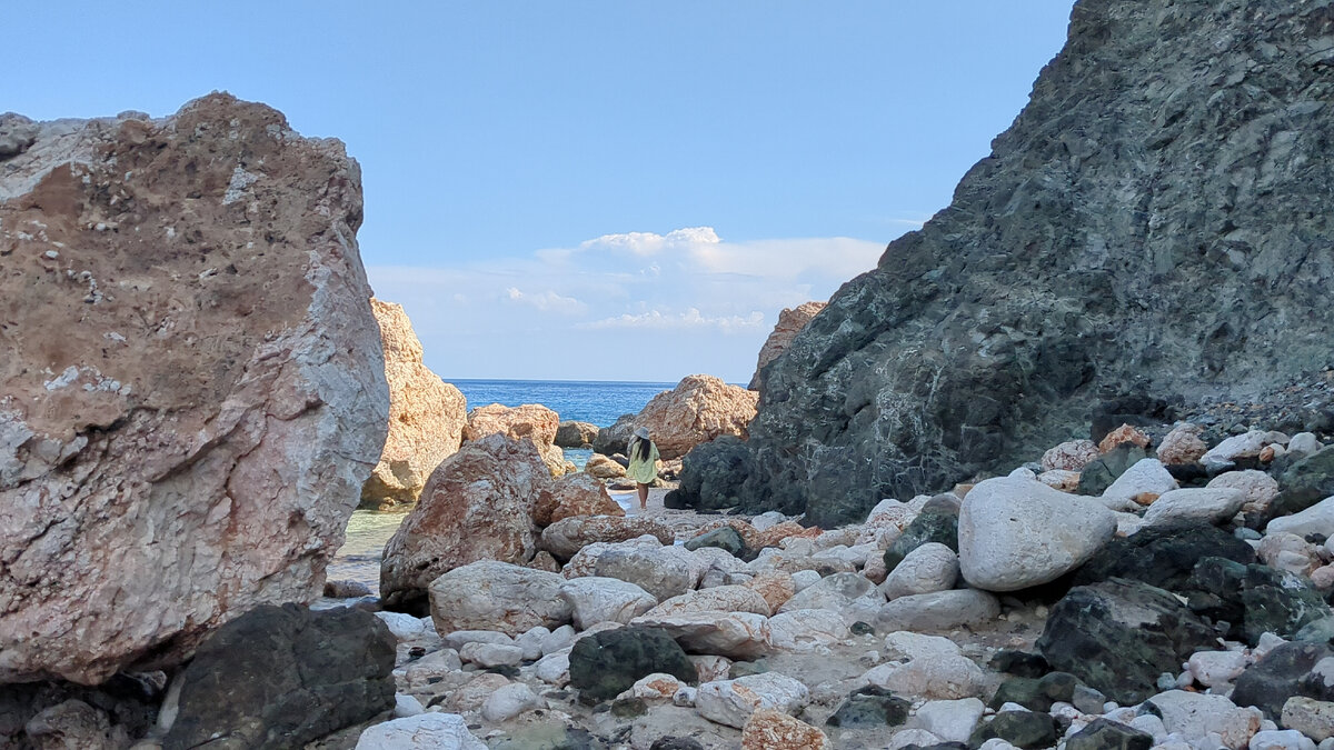 Метров 150 по камушкам - и вот уже мы одни купаемся в прозрачной водичке. Фото автора