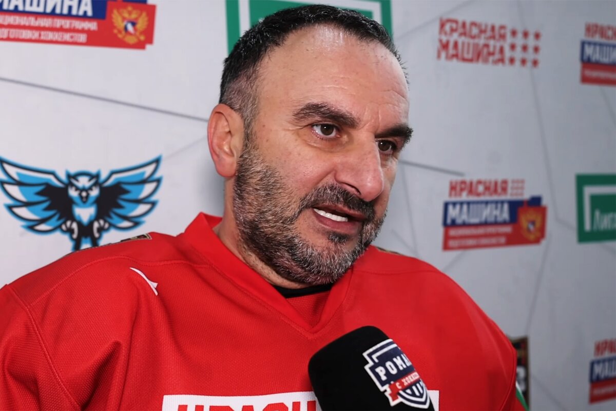    Кадр из видео Роман с Хоккеем/YouTube