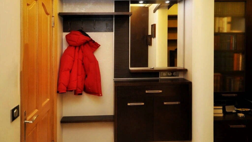 В прихожей хрущевке сложно развернуться даже одному человеку