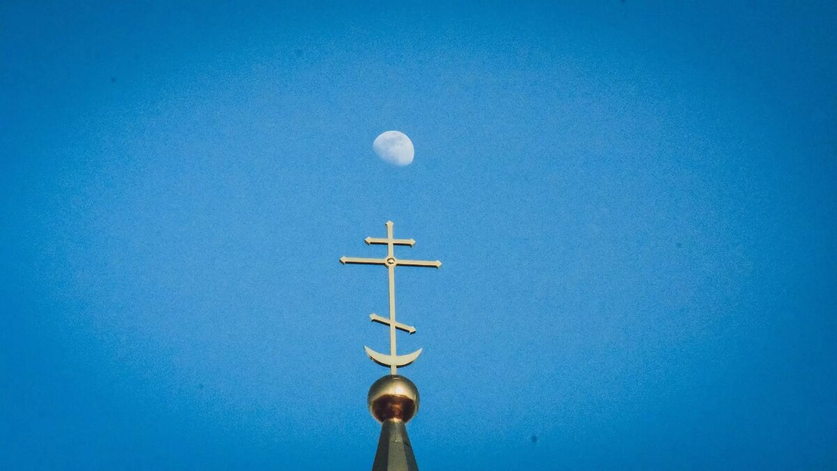     Жителей Каменска-Шахтинского в Ростовской области удивило свечение в виде полукруга над местным храмом, фото явления они выложили в социальные сети.