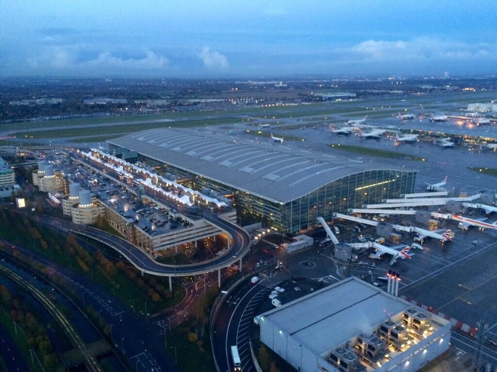 В каком городе находится международный аэропорт хитроу. Хитроу 2 аэропорт. Музей в аэропорту хитроу. Lhr лондон хитроу. Взлетная полоса хитроу.