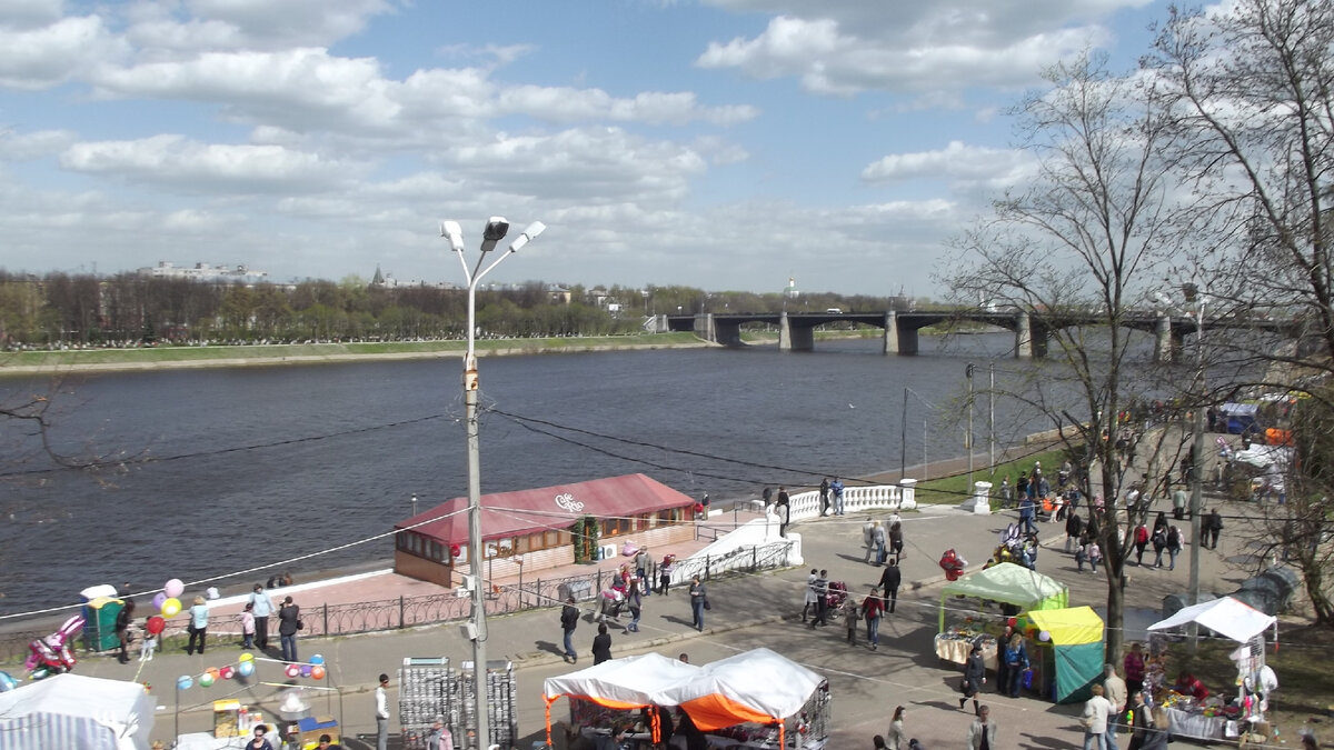 Фото из архива автора; конец весны 2012 года. Начало набережной Степана Разина (напротив горсада). Виден Новый мост через Волгу