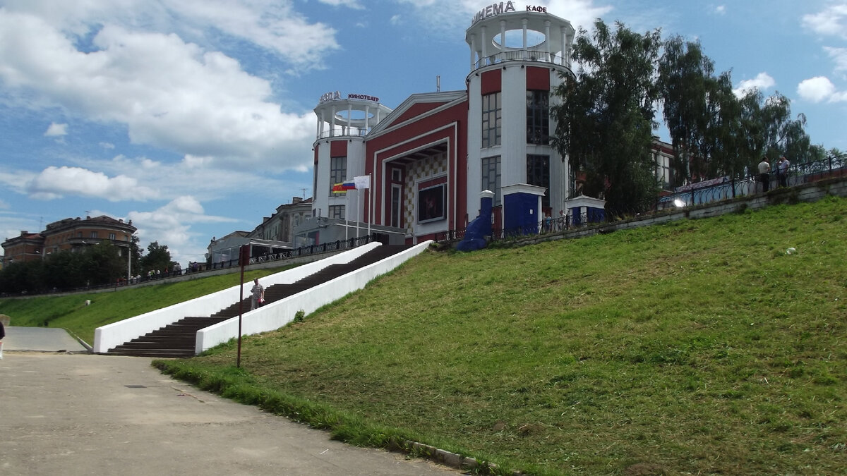 Фото из архива автора; весна 2012 года. Набережная Степана Разина. Кинотеатр «Звезда» (не буду о нем рассказывать, так как планирую специальный журнал) находится рядом с городским садом по адресу: г. Тверь, набережная Степана Разина, д. 1