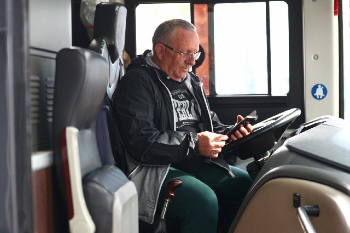    За баранкой в Ростове остаются возрастные водители, молодёжь ищет зарплат повыше в новых регионах.